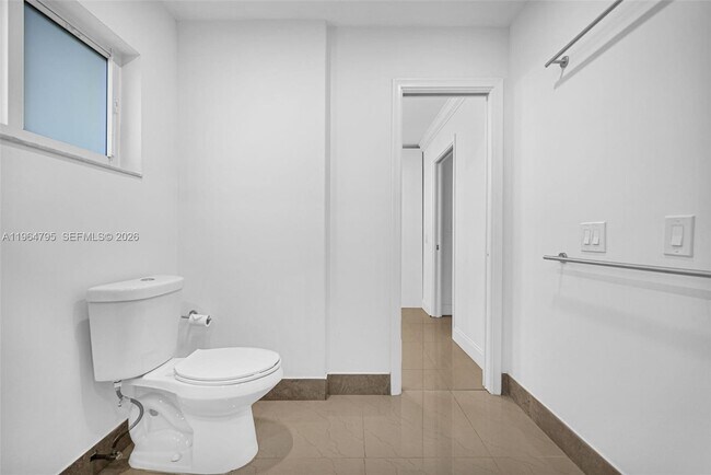 Building Photo - 820 E Cypress Ln