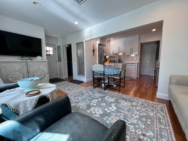 Building Photo - 98 E Border Rd