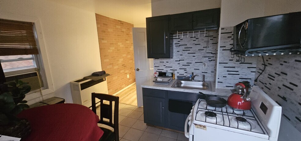 Building Photo - 6 4th Ave