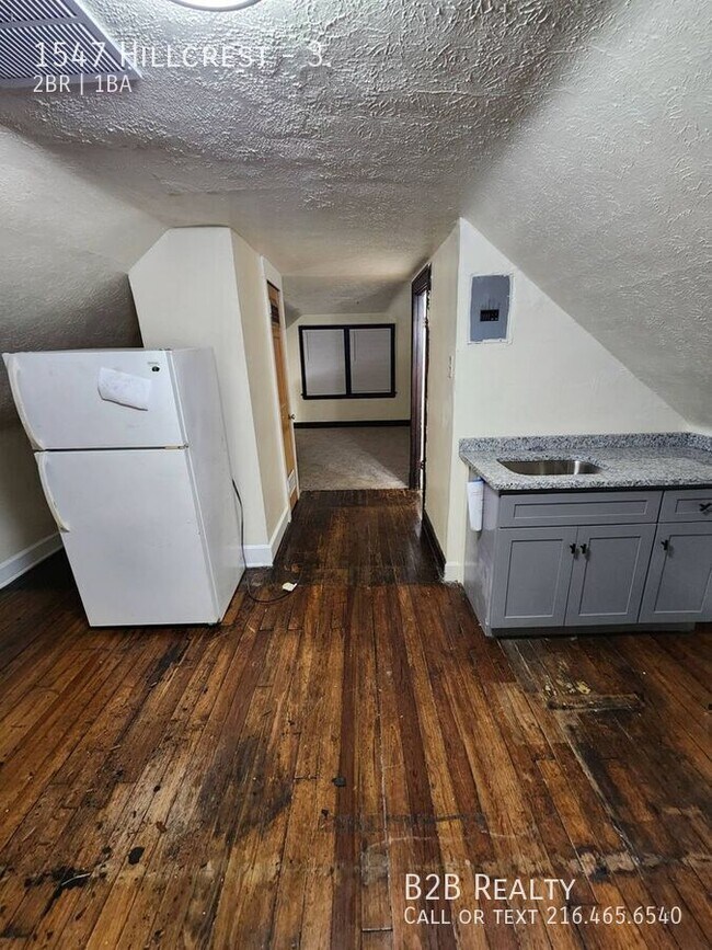 Building Photo - 1547 Hillcrest-3.