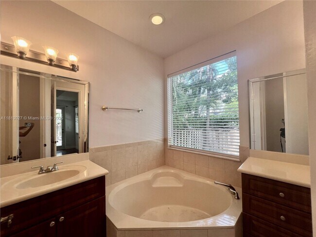 Building Photo - 16020 SW 91st Ct