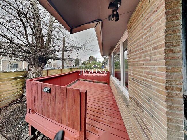 Building Photo - Charming 2-bedroom apartment just minutes from Pritchard Island Beach, with easy access to I-5