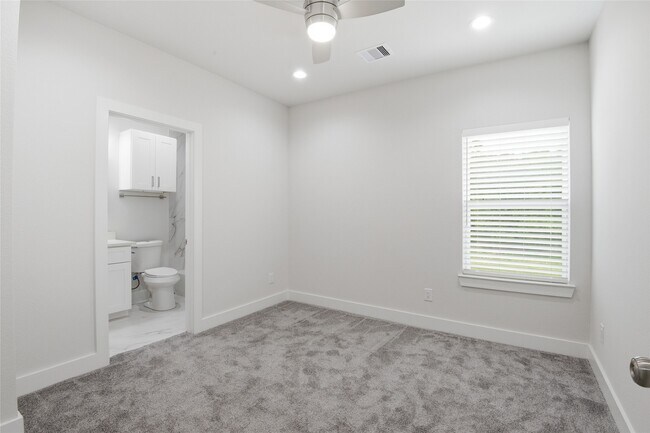 Building Photo - 727 S Victory Dr