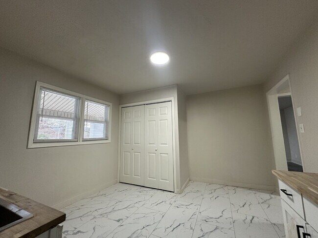 Building Photo - Fountain City | Renovated Units | Washer/D...