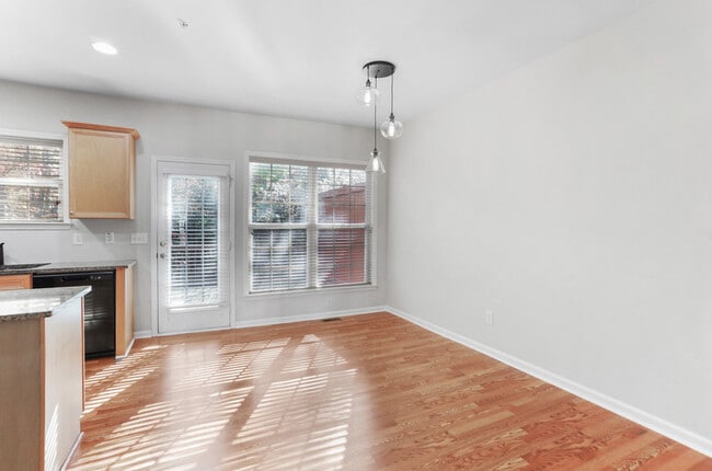 Building Photo - 1814 Dunrobin Dr SE