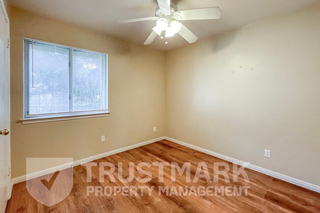 Building Photo - 2407 Armadillo Dr