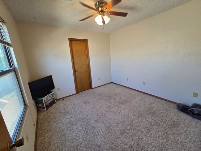 Building Photo - Large 4 Bdrm/3 Bath Home Close to Holloman AFB