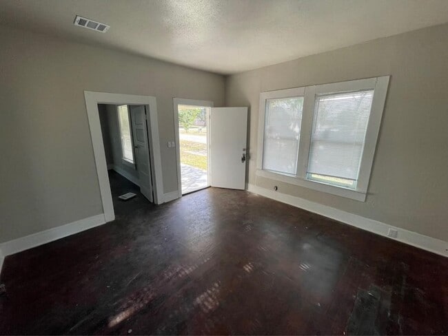 Building Photo - 724 Orange Ave