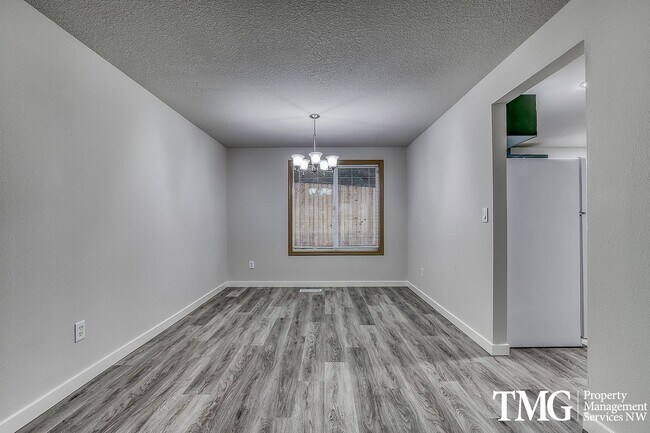 Building Photo - Spacious 4 Bedroom/2.5 Bath Hazell Dell Home!