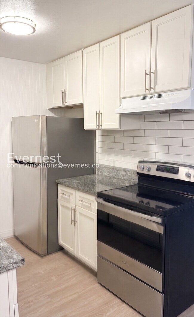 Building Photo - 2 Bed/1 Bath Condo with Off-Street Parking / Available Now!