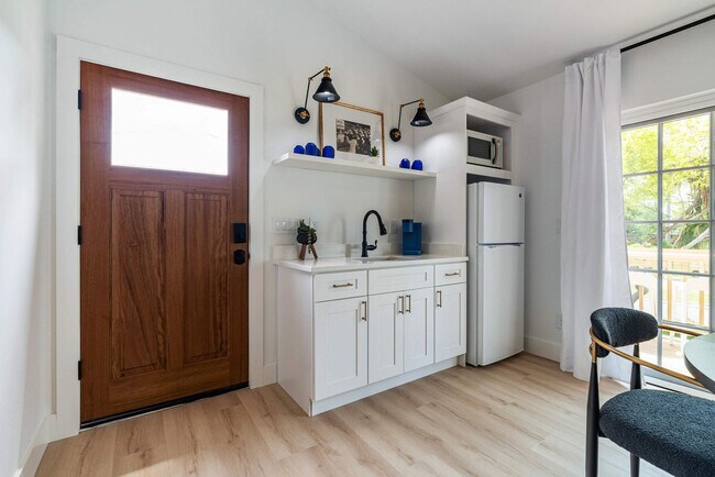 Building Photo - 30 W Castillo Dr