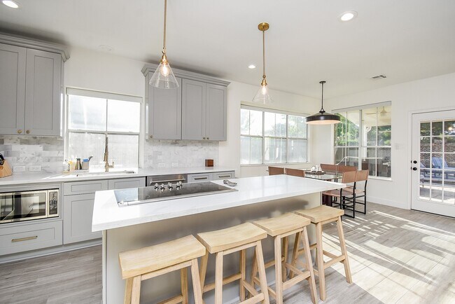 Building Photo - 5926 Brook Bend Dr
