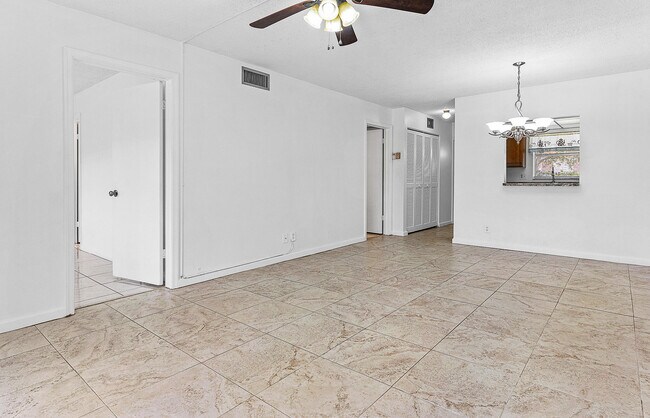 Building Photo - 9855 Sandalfoot Blvd