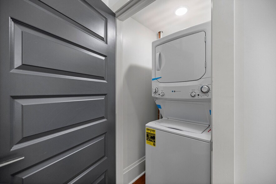 Building Photo - 223 E Thomas St