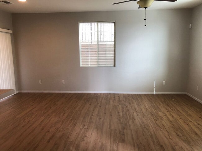 Building Photo - GREAT TOWNHOME LOCATED IN GATED COMMUNITY!!