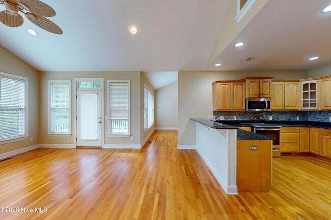 Building Photo - 3 Shenecossett Ln