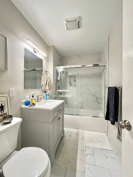 Building Photo - 724 Parker St