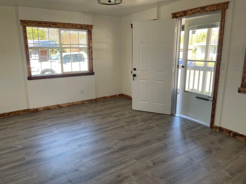 Building Photo - 462 W Ballf St