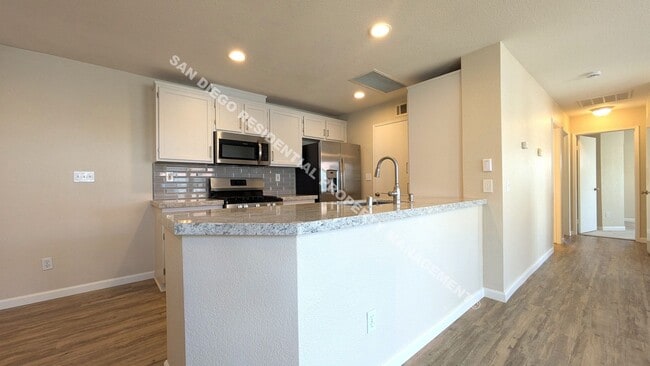 Building Photo - Gorgeous, Newly Remodeled 3 Bed / 2 Bath T...