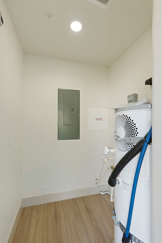 Building Photo - Beautiful 2 bedroom 1 bathroom New Build Close to UC Davis and McGeorge Law School