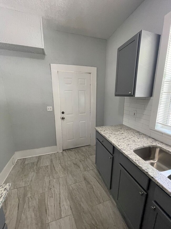 Building Photo - Renovated 3 bed 1 bath!