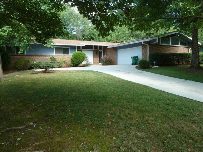 Building Photo - 3 Bed / 2.5 Bath with 2300 Square Feet!! A...