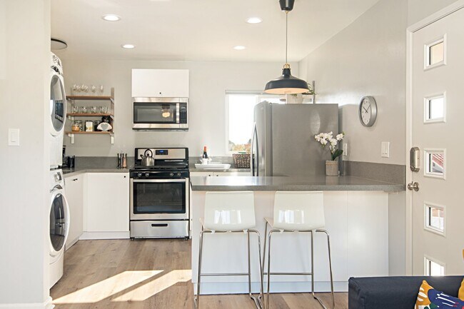 Building Photo - Beautiful 2 beds 1 bath apartment in Point Loma