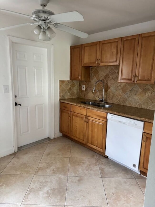 Building Photo - 2 BED/ 1 BATH WITH PRIVATE YARD