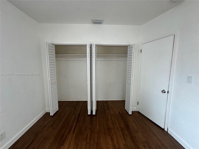 Building Photo - 711 SW 39th Ave