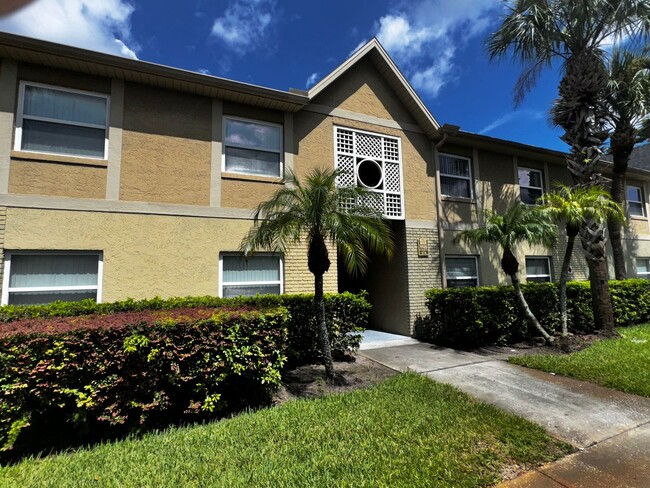 Building Photo - 2 Bedroom 2 Bath Hawthorne Village Condo n...