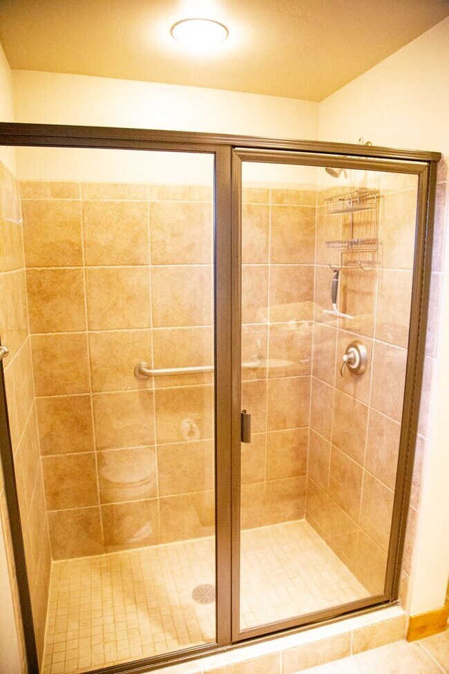 Building Photo - Wonderful Furnished 3 Bedroom & 2 Bathroom...