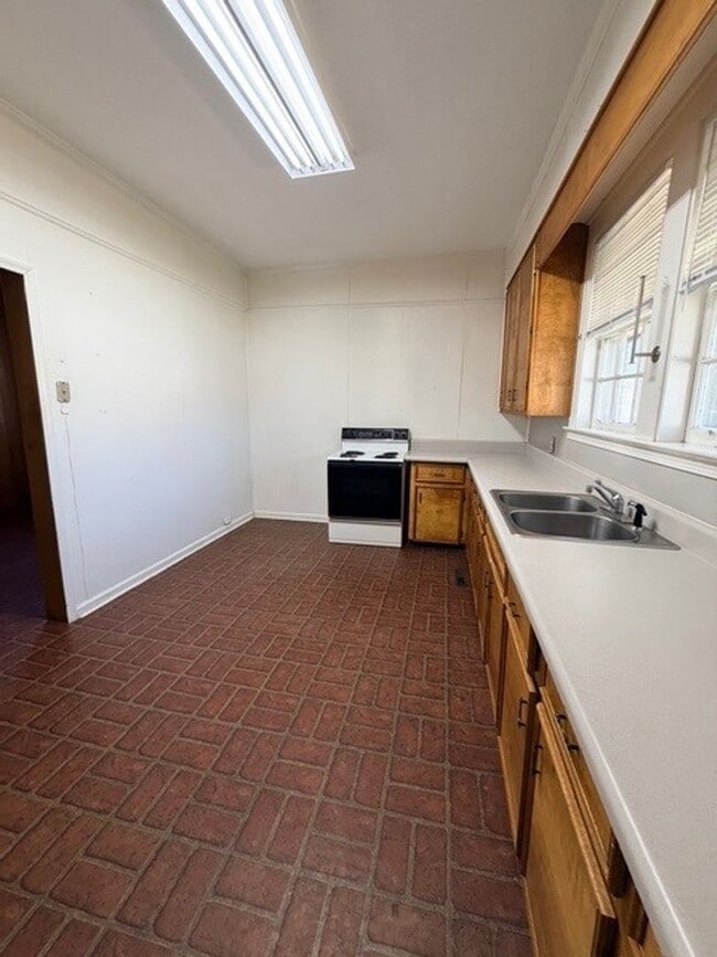 Building Photo - 420 Bond Ave