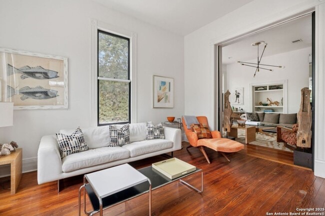 Building Photo - HISTORIC CHARM IN KING WILLIAM