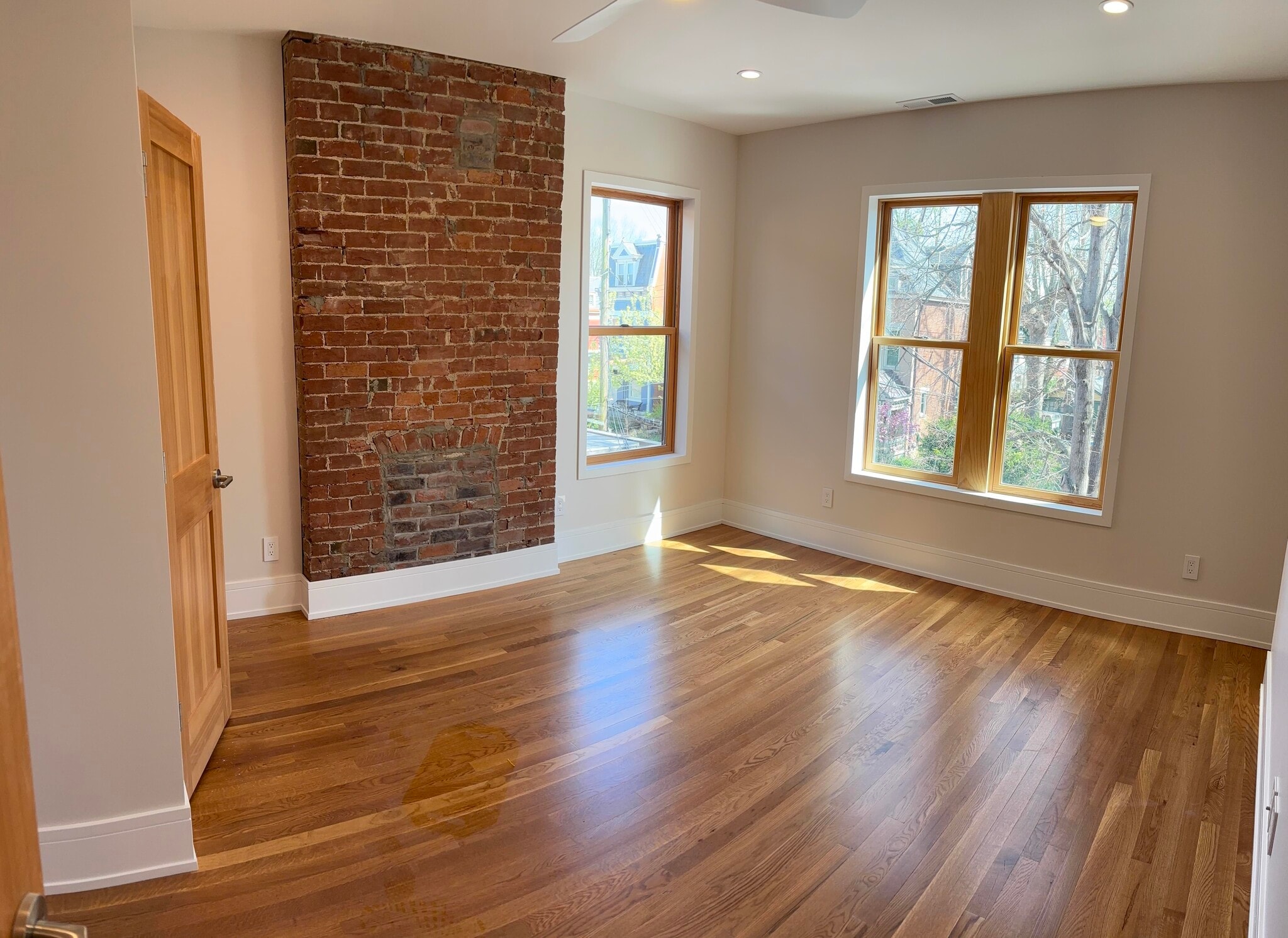 Building Photo - 1638 Pullan Ave