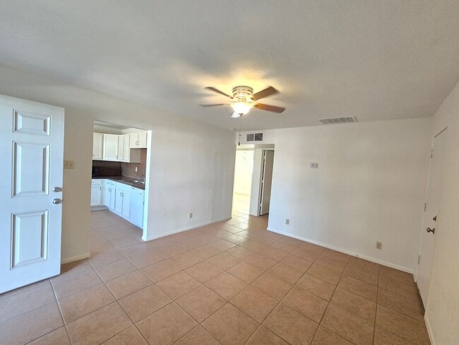 Building Photo - 2 Bed 1 Bath apartment