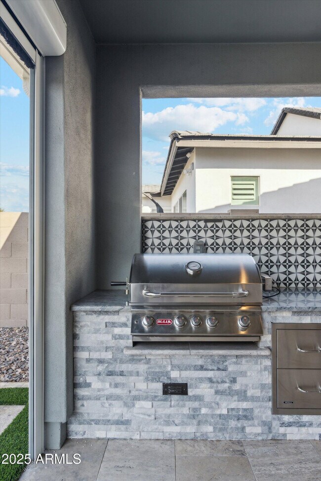 Building Photo - 11138 N San Clemente St