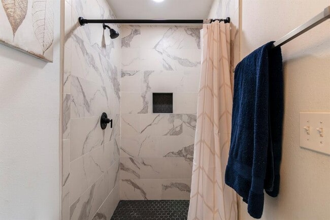 Building Photo - 1707 Deerfield Dr