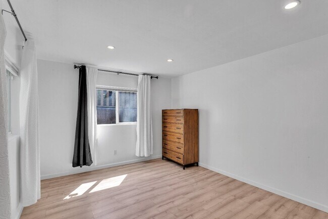 Building Photo - 9834 Lawlor St