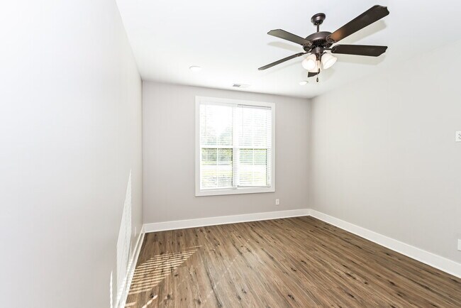 Building Photo - 2701 Maple Hill Dr