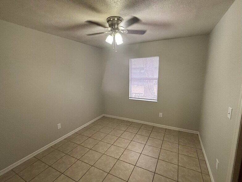 Building Photo - 3806 NW Huntsboro St