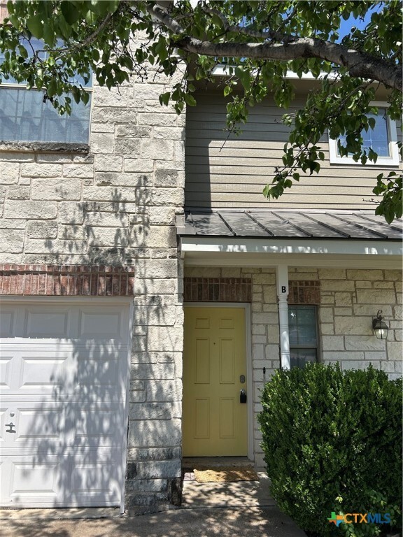 Primary Photo - 1500 N Claremont Cir