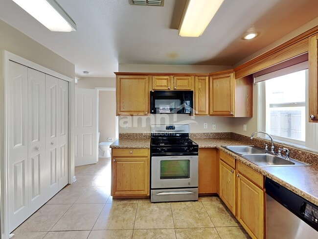 Building Photo - 1712 Scotch Pine Dr