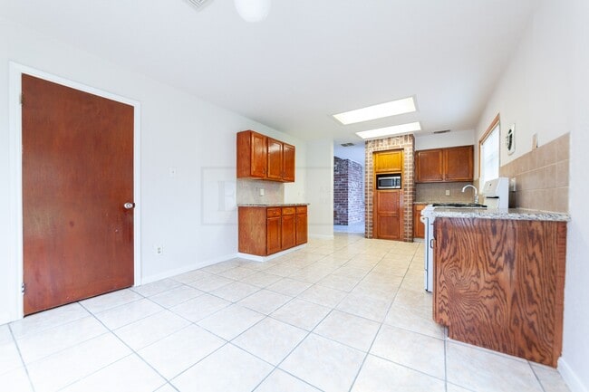 Building Photo - 1722 Foxlake Dr