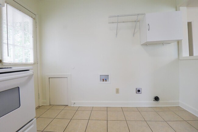 Building Photo - Beautiful Brookside duplex unit - NO PETS