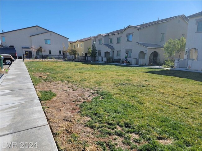 Building Photo - 3-BEDROOM TOWNHOME IN GATED NORTH LAS VEGA...