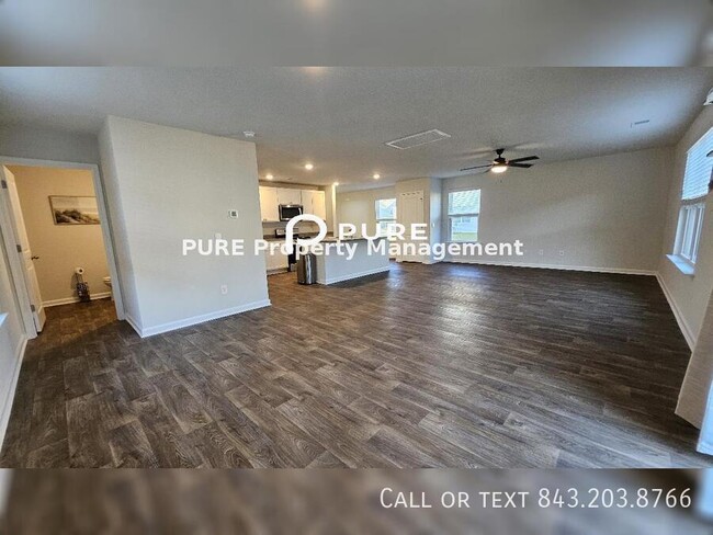 Building Photo - Spacious 4 Bedroom 3 Bathroom Rental Avail...