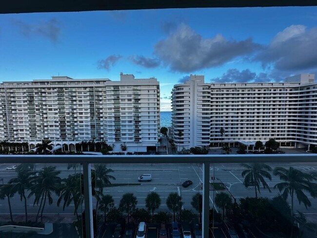 Primary Photo - 5600 Collins Ave