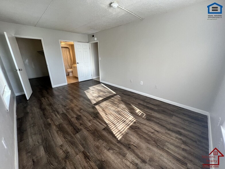 Building Photo - 915 S Seminole Dr