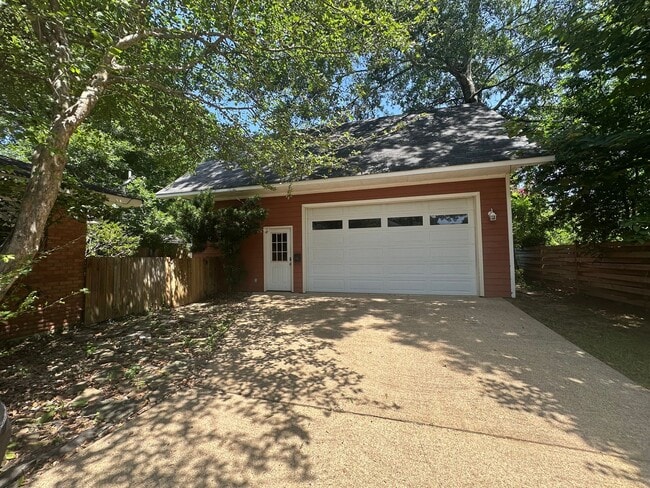 Building Photo - Gorgeous 3 Bedroom South Highland Home wit...