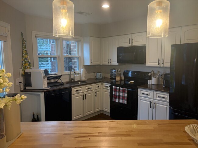 Building Photo - 7602 Lakeside Village Dr